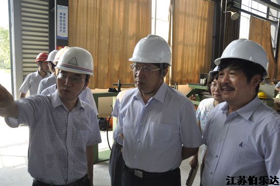 张宏春区长带队慰问变压器公司员工