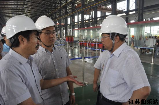 张宏春区长带队慰问变压器公司员工